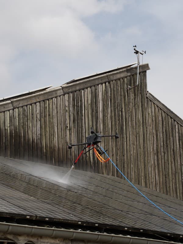 Skyvex-Drohne bei der Reinigung einer Solaranlage