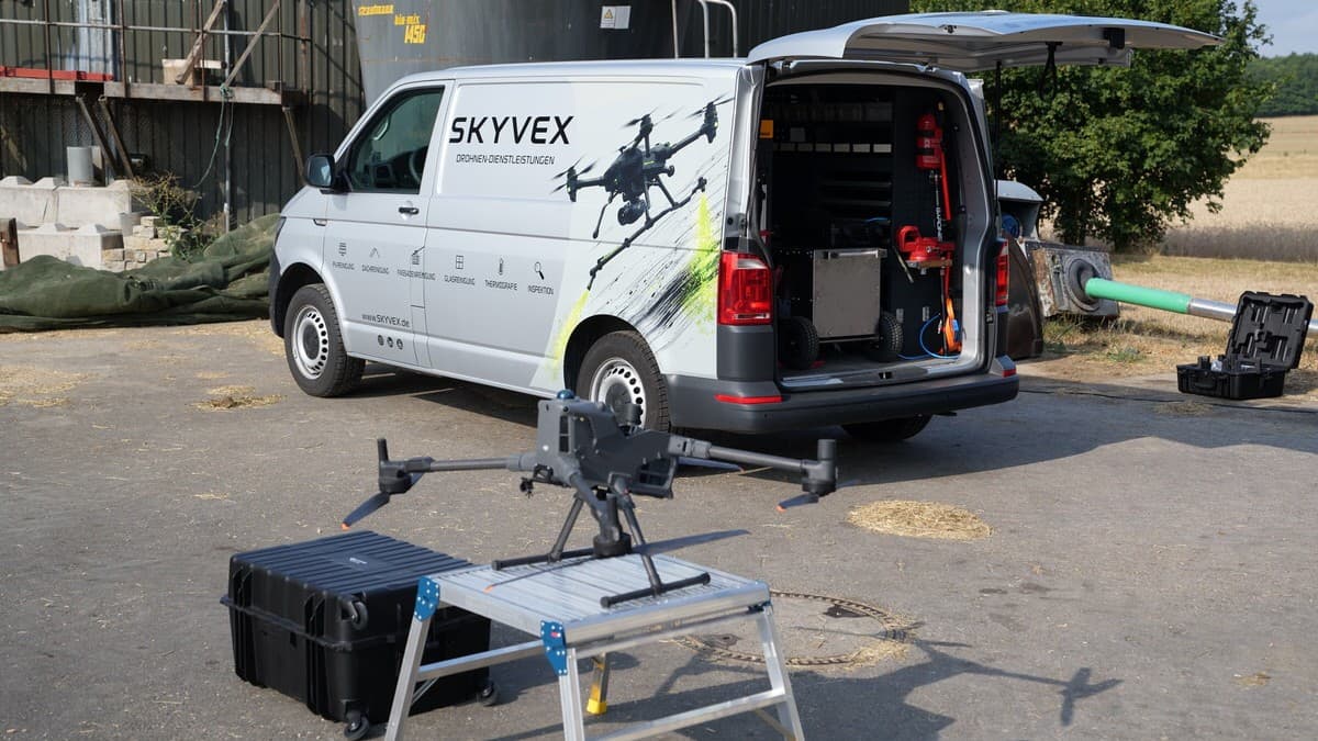 Skyvex-Einsatzfahrzeug mit Drohne und Reinigungsausrüstung
