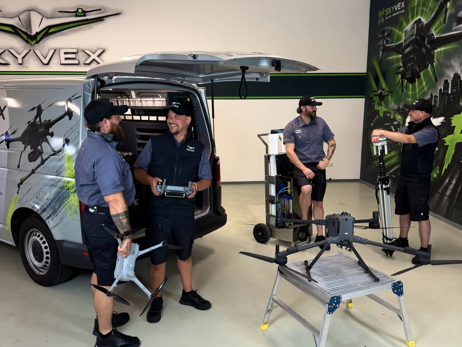 Das Skyvex-Team bereitet Drohnen und Reinigungstechnik für einen Einsatz vor