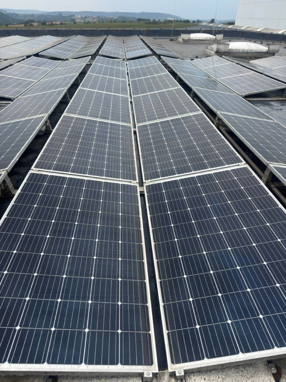 Saubere Solarmodule nach der SKYVEX-Reinigung